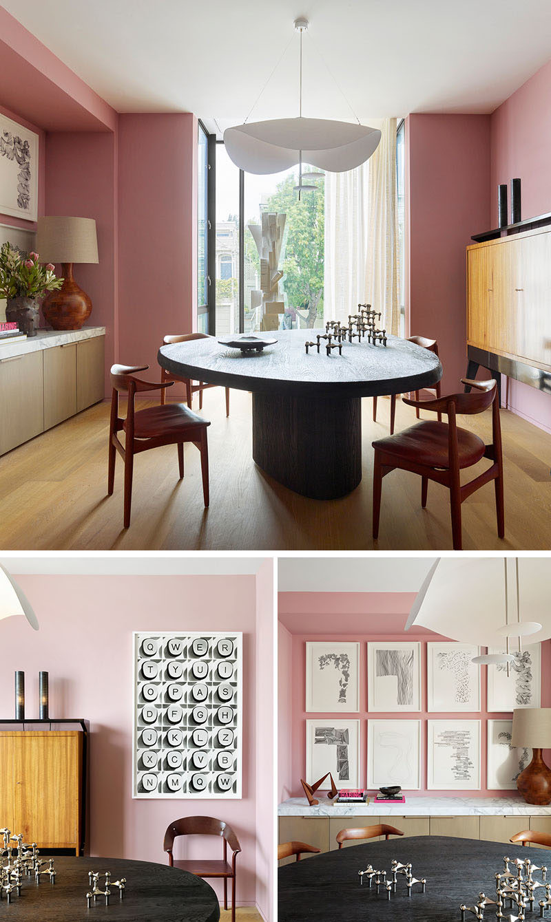 Идеи для столовой - в этой современной столовой нежно-розовый цвет был использован для создания красочного фона для произведений искусства и обеденного стола, который был разработан Jamie Bush + Co. и имеет форму продолговатой гальки с сильно текстурированной проволокой. матовая отделка, обнажающая фактуру почерневшего дуба. #DiningRoomIdeas #DiningRoom # PinkRoom # PinkWalls #InteriorDesign