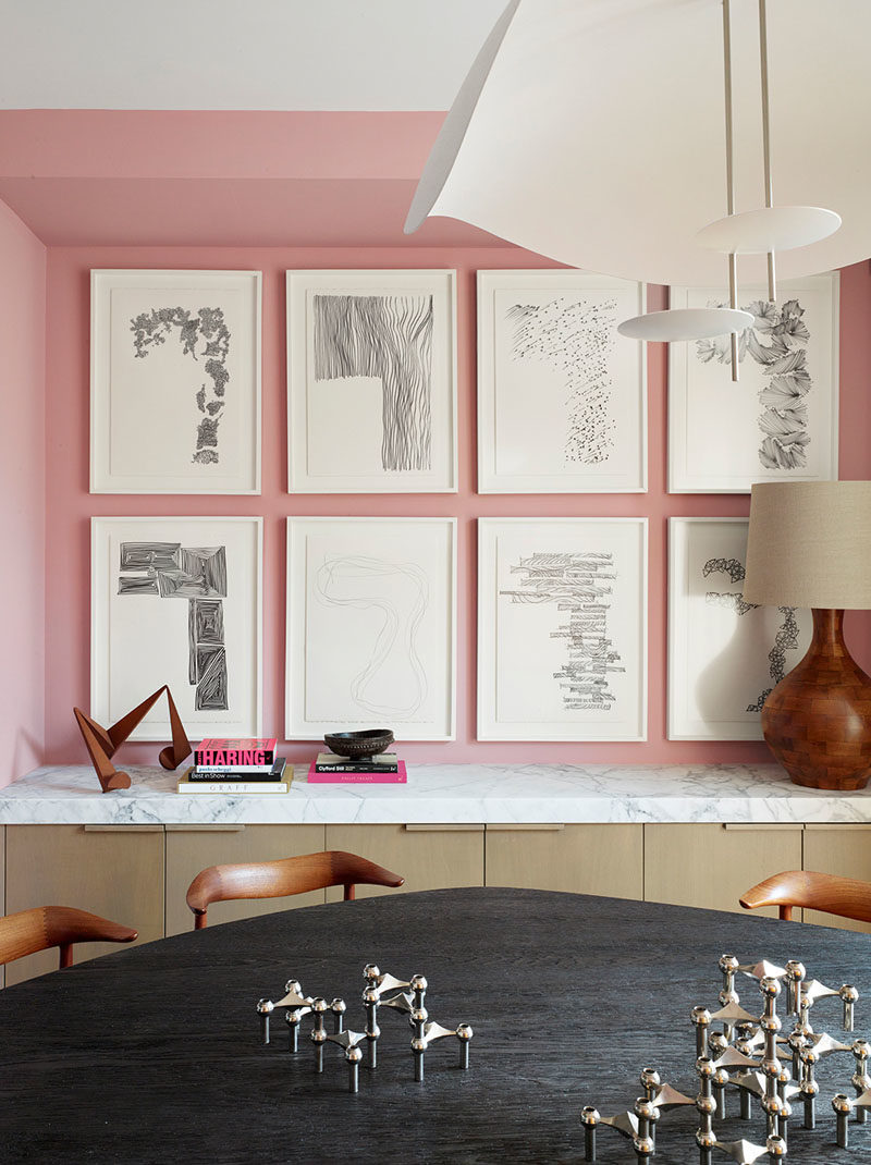 Идеи для столовой - в этой современной столовой нежно-розовый цвет был использован для создания красочного фона для произведений искусства и обеденного стола, который был разработан Jamie Bush + Co. и имеет форму продолговатой гальки с сильно текстурированной проволокой. матовая отделка, обнажающая фактуру почерневшего дуба. #DiningRoomIdeas #DiningRoom # PinkRoom # PinkWalls #InteriorDesign