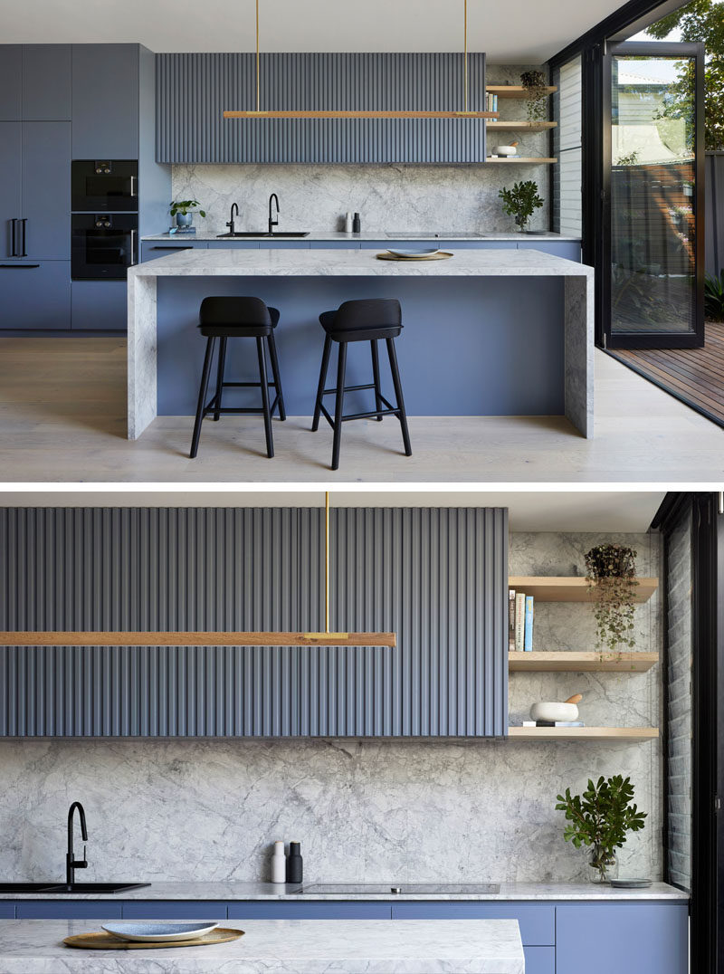 Идеи для кухни - Серо-голубые шкафы были объединены с мрамором, чтобы создать современную и привлекательную кухню. #KitchenIdeas #BlueKitchen #GreyKitchen #KitchenDesign