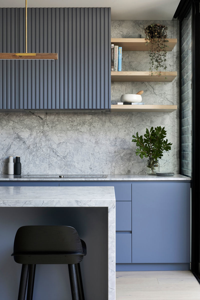 Идеи для кухни - Серо-голубые шкафы были объединены с мрамором, чтобы создать современную и привлекательную кухню. #KitchenIdeas #BlueKitchen #GreyKitchen #KitchenDesign