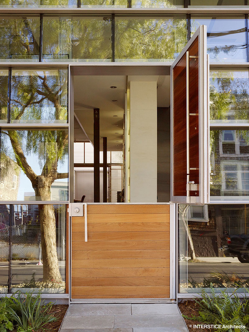 Идеи дизайна дверей - 9 примеров современных голландских дверей // Эта современная голландская дверь, окруженная стенами окон, открывает перед домом и пропускает естественный свет, а также позволяет свежему воздуху проникать в дом.