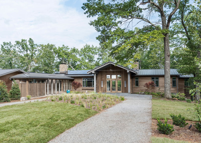 Компания Samsel Архитекторы спроектировала современный фермерский дом в Милл-Спринг, штат Каролина, как спокойное убежище для его владельцев. # Современная ферма # Архитектура 