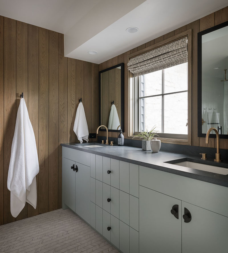 Идеи для ванной - В этой современной ванной стены облицованы деревом и подчеркнуты черными деталями, такими как рамы для зеркал, настенные крючки и фурнитура для шкафов. # ВаннаяДизайн # Современный