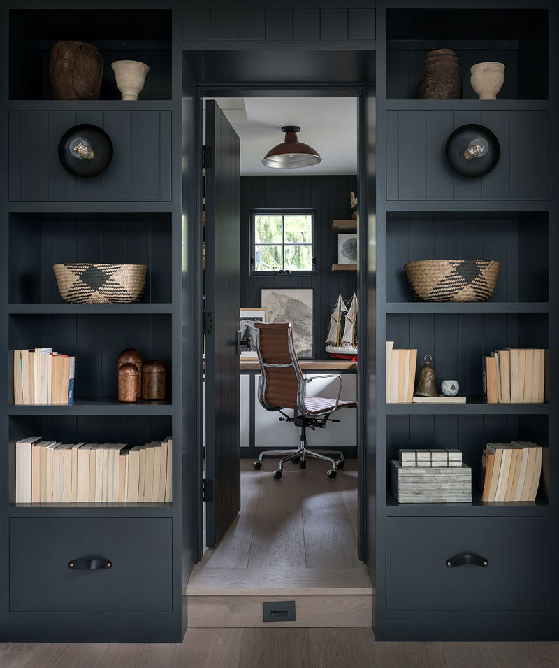 Идеи для домашнего офиса - темные стеллажи окружают дверь, ведущую в домашний офис, с соответствующими темными стенами. #HomeOfficeIdeas #ShelvingIdeas #HomeOffice # BookShelf
