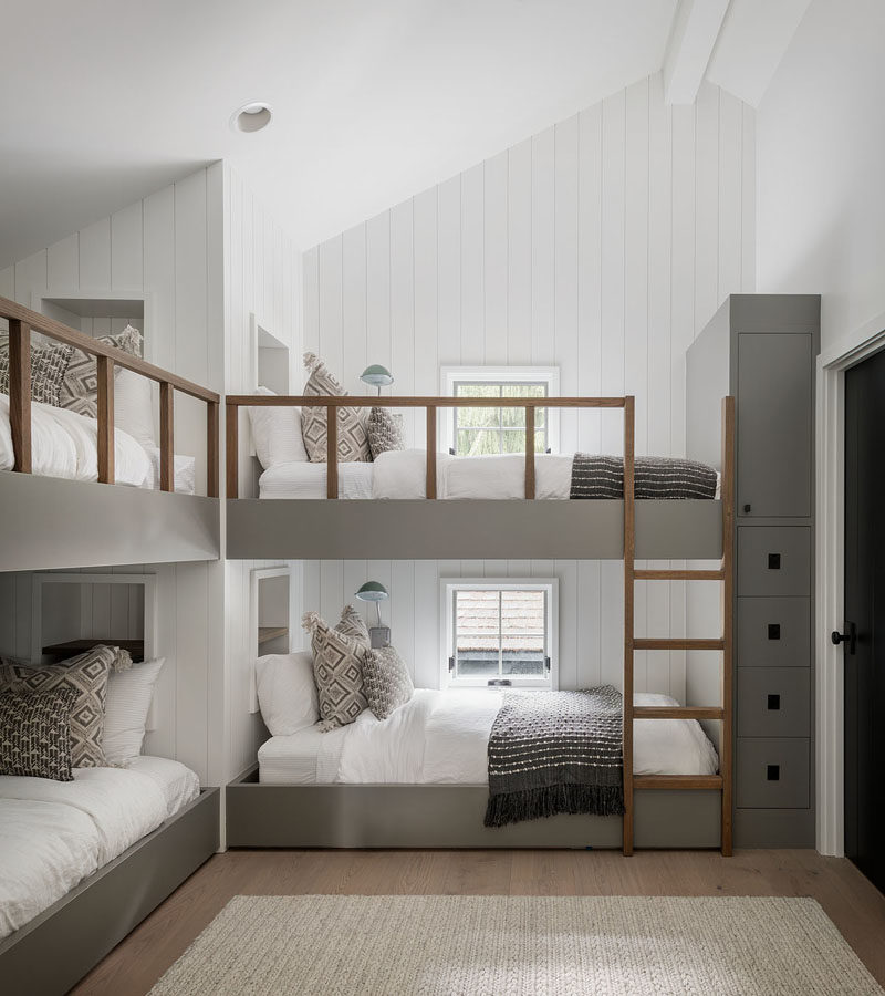 Идеи спальни - эта современная спальня была оборудована двухъярусными кроватями, изготовленными по индивидуальному заказу. Каждая двухъярусная кровать имеет встроенную полку в изголовье и деревянную лестницу в минималистском стиле для легкого доступа. #BedroomIdeas # Двухъярусные кровати # Спальные места