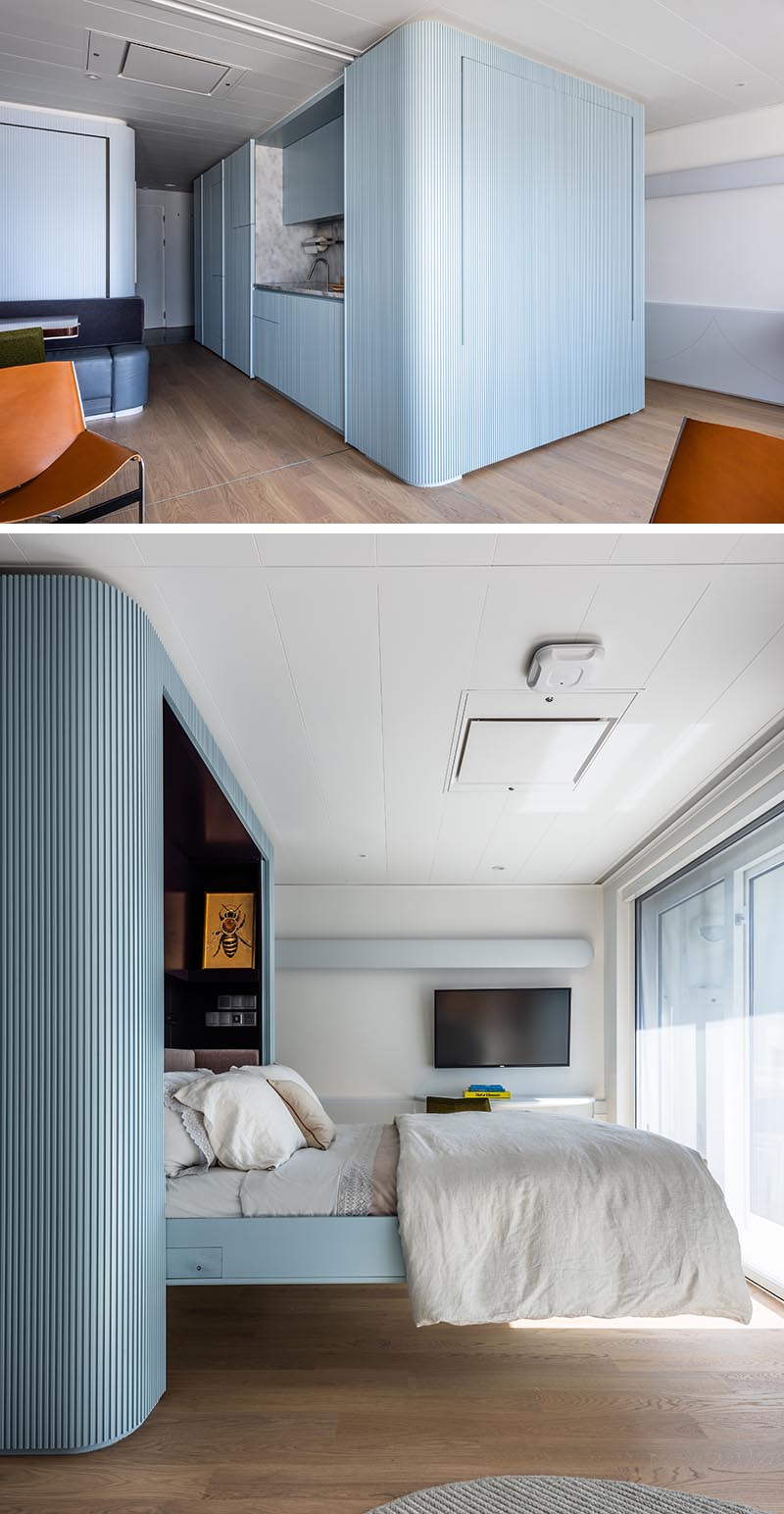 Кровать-мёрфи скрыта за синей текстурированной стеной.