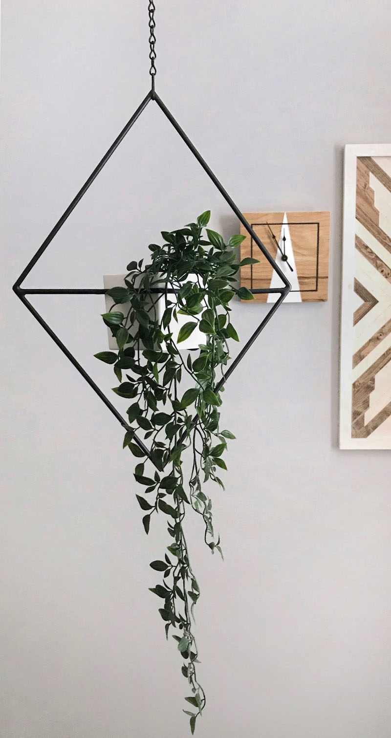 Идеи декора - Village Craft Co. создала «Jasper», современную подвесную вазону, в которой минималистичный дизайн сочетается с геометрическими формами. #ModernPlanter # HangingPlanter #ModernHomeDecor #DecorIdeas