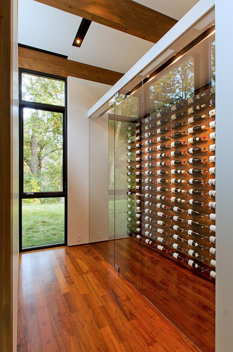  В этом современном доме есть специальное место для хранения вина со стеклянным фасадом для демонстрации организованной экспозиции. #WineStorage #WineDisplay 