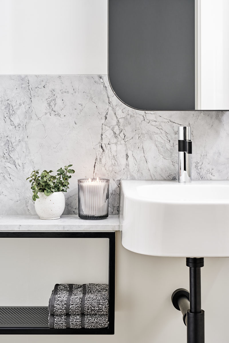 Идеи для ванных комнат - В этой современной ванной комнате белый туалетный столик сочетается с серым камнем и черными акцентами. # Идеи для ванной # Дизайн для ванной # Современная