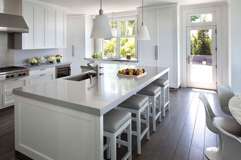 Идеи для кухни - в этой современной кухне серо-белая цветовая палитра делает интерьер ярким и открытым. #KitchenIdeas #KitchenDesign #GreyAndWhiteKitchen