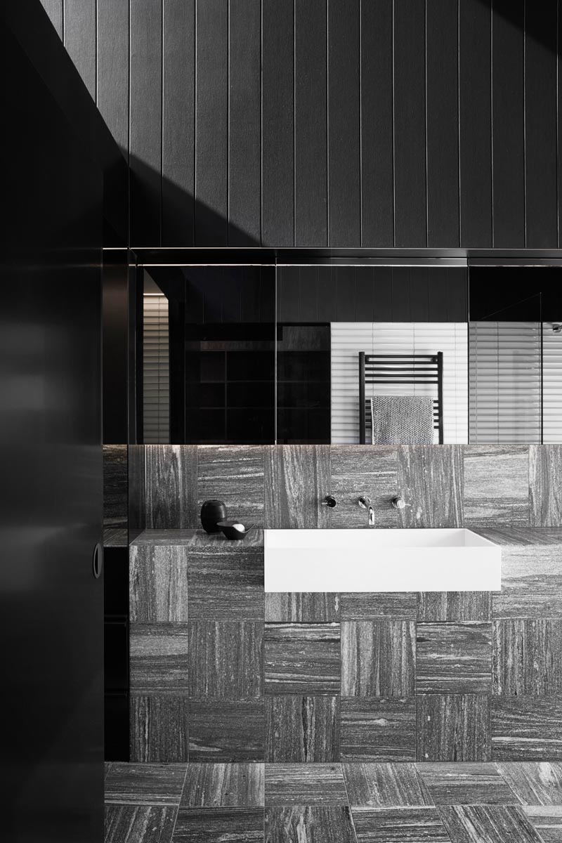 В этой современной черно-белой ванной комнате серая плитка выложена в противоположных направлениях, что придает пространству визуальный интерес. # ВаннаяДизайн # Современный
