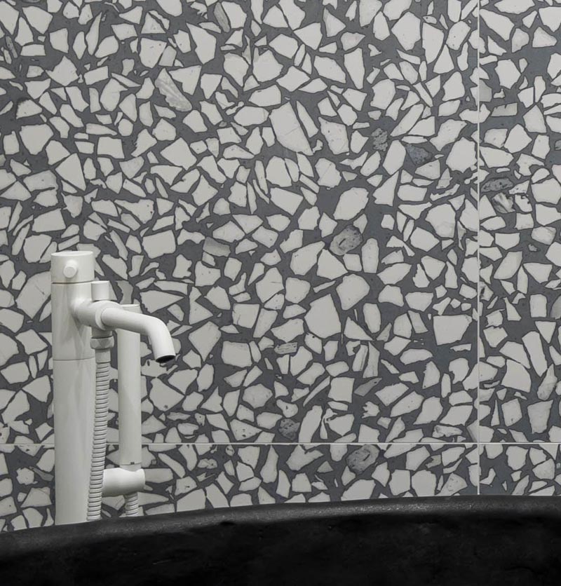 В этой современной ванной комнате установлена ​​серая и белая крупноформатная плитка, которая покрывает стены и пол, создавая ощущение почти искусства при использовании ванной комнаты. #GreyAndWhiteBathroom #GreyBathroom #BathroomIdeas #AggregateTiles
