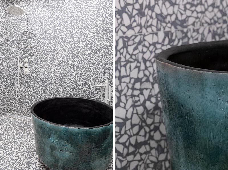 Вдохновленный японской философией ваби-саби, которая находит красоту и гармонию в несовершенствах, архитектор этой современной ванной комнаты по индивидуальному заказу спроектировал отдельно стоящую глубокую ванну, которая выделяется своим ярким внешним видом и черным интерьером. #SoakingTub #JapaneseSoakingTub #BathroomDesign #GreyBathroom