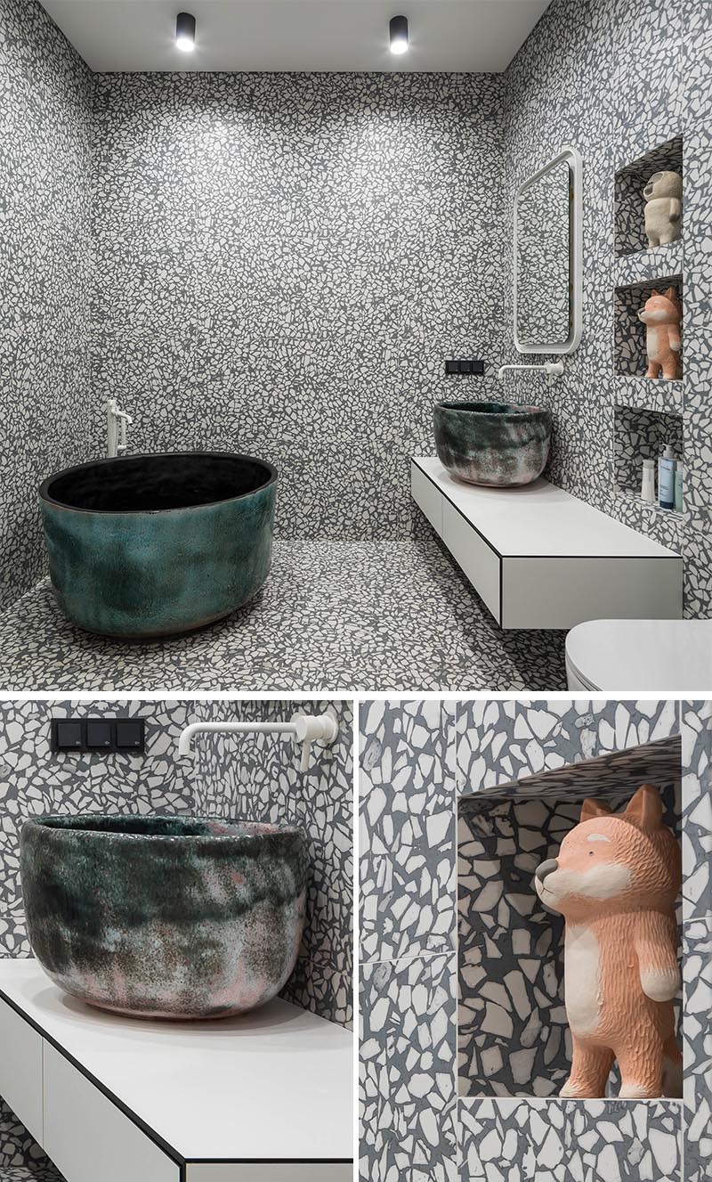В этой современной ванной комнате установлена ​​серая и белая крупноформатная плитка, которая покрывает стены и пол, создавая ощущение почти искусства при использовании ванной комнаты. #GreyAndWhiteBathroom # GreyBathroom #BathroomIdeas #SoakingTub #ShelvingNiche # ModernBathroom #FloatingVanity