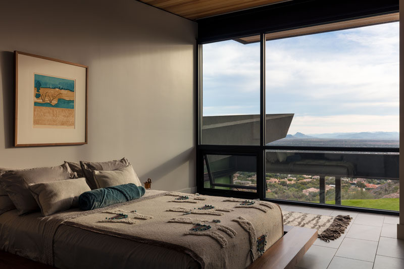 В этой современной гостевой спальне есть окна от пола до потолка, из которых открывается красивый вид. #GuestBedroom # Windows 
