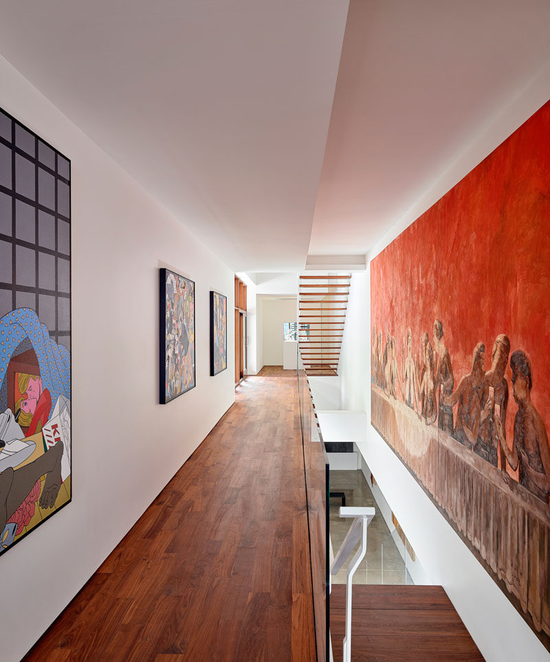 Белые коридоры и стены этого современного дома украшены произведениями искусства. #ModernHouse # Деревянные полы # Прихожие