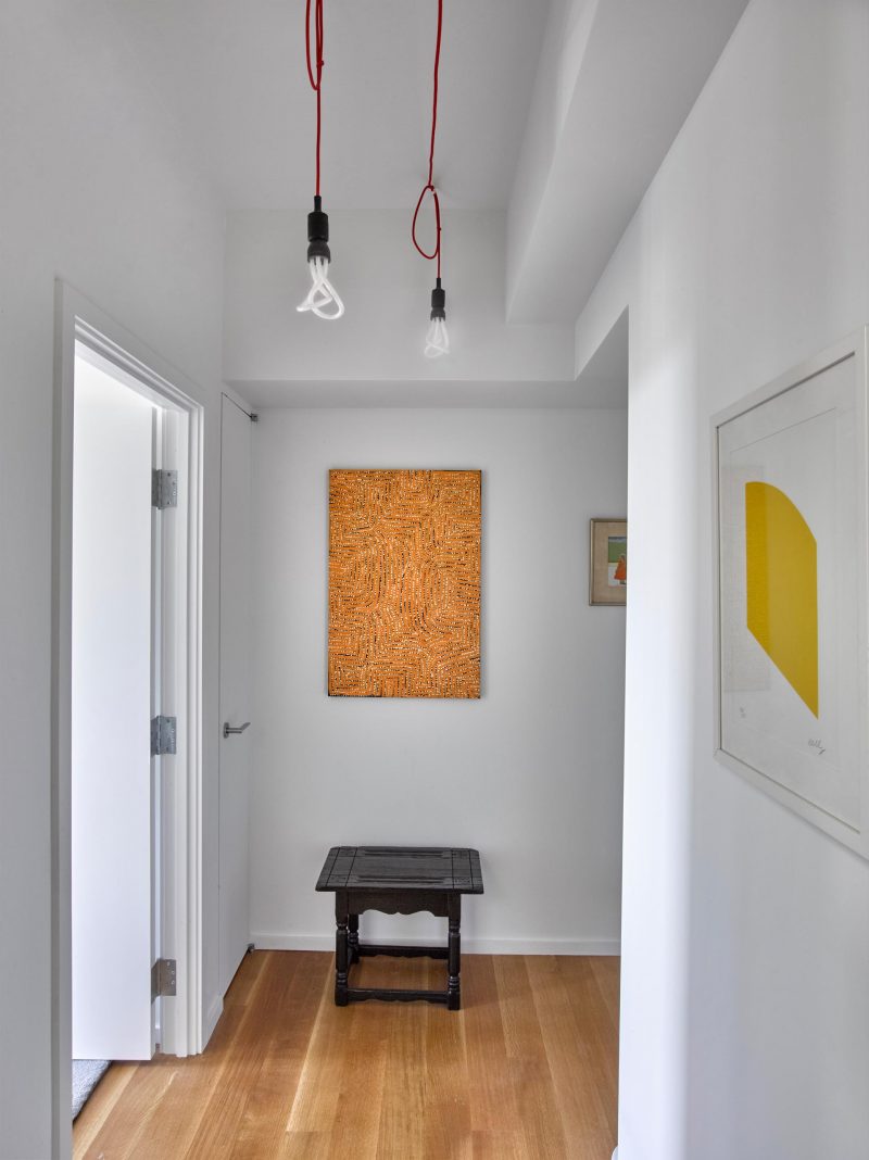 Современный и светлый коридор, наполненный произведениями искусства.