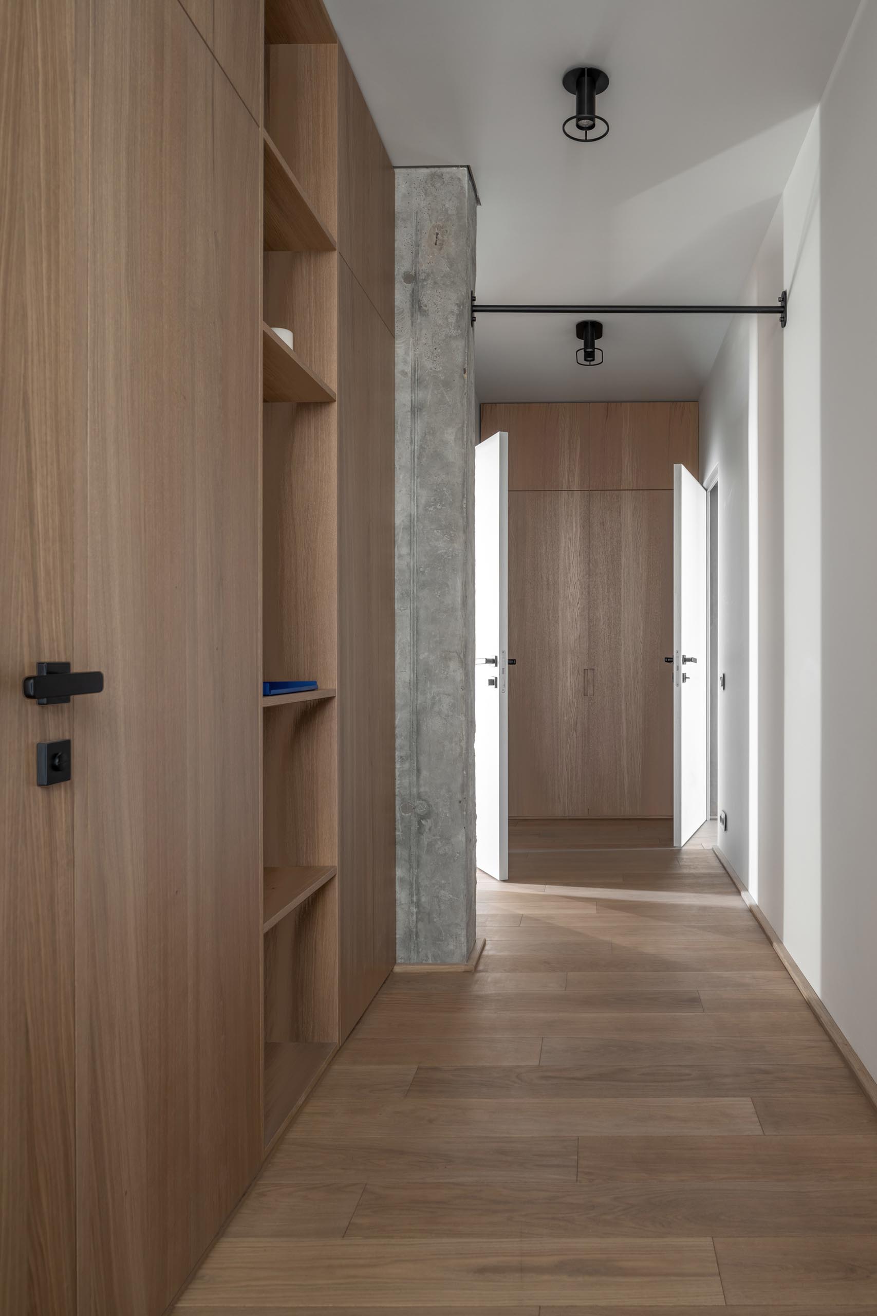 Прихожая с деревянными шкафами обеспечивает дополнительную кладовую в современной квартире.