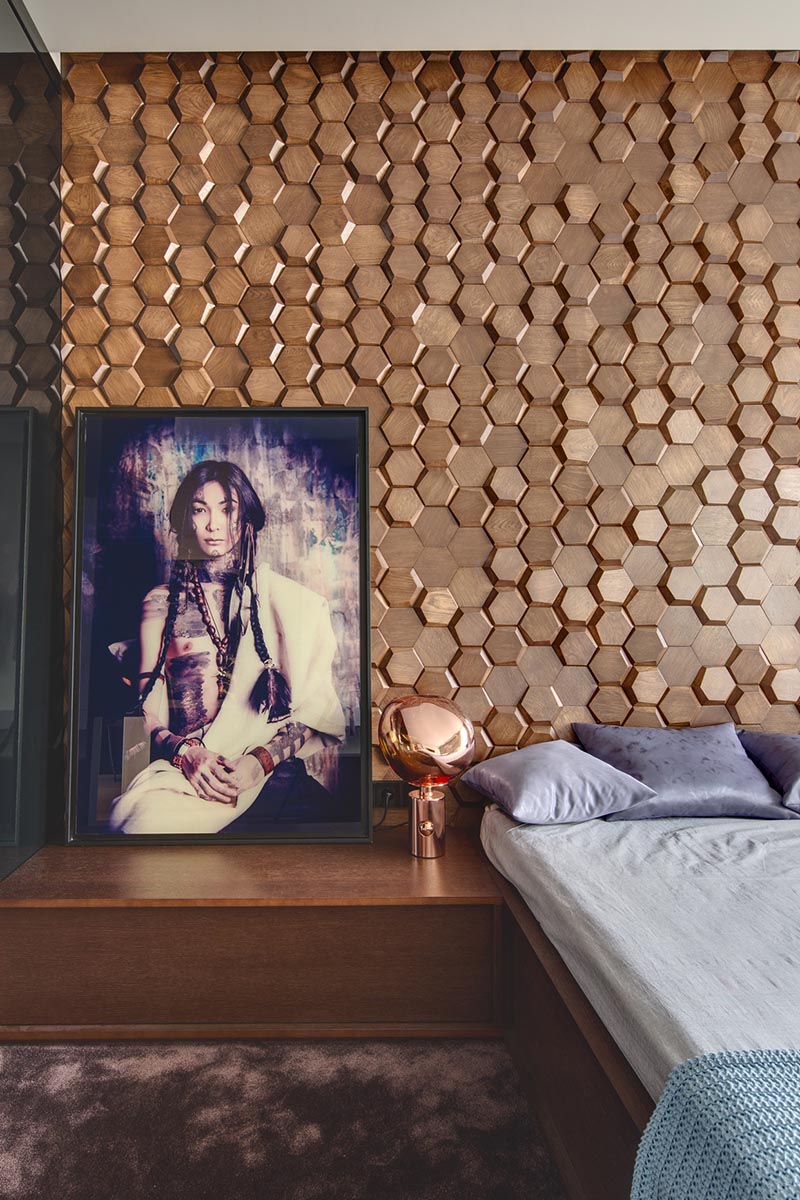 Эта современная спальня имеет привлекательную акцентную стену из трехмерной шестиугольной деревянной плитки в виде сот. # Деревянная плитка #WoodAccentWall # 3DAccentWall # Дизайн спальни # Дизайн интерьера