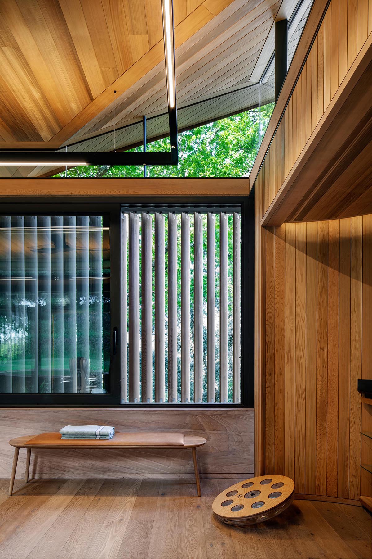 Домашний тренажерный зал с деревянными перегородками из аэро-фольги, которые при необходимости обеспечивают конфиденциальность.