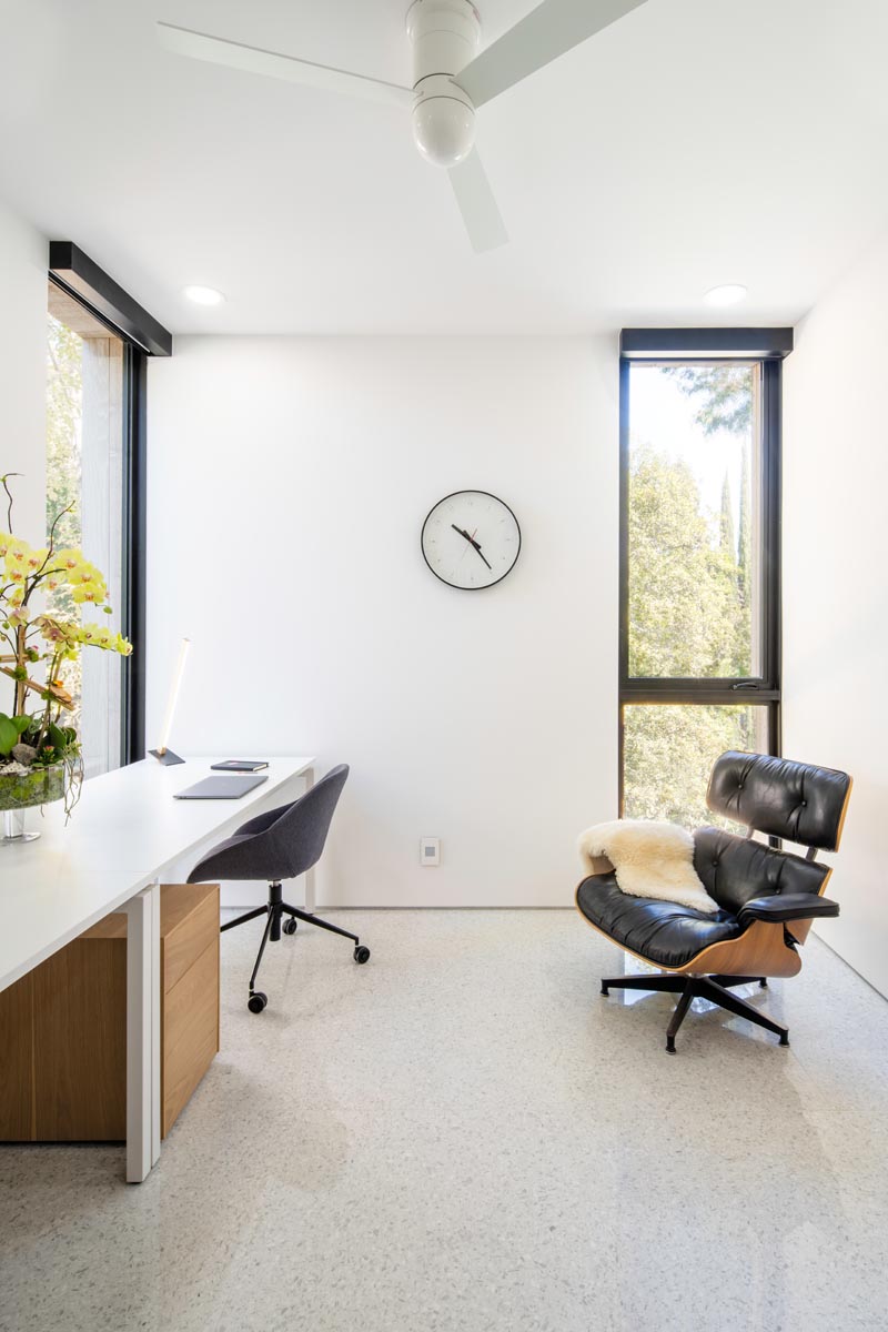 Удобно размещенная мебель в этом современном домашнем офисе позволяет наслаждаться видами во время работы. #HomeOffice #InteriorDesign