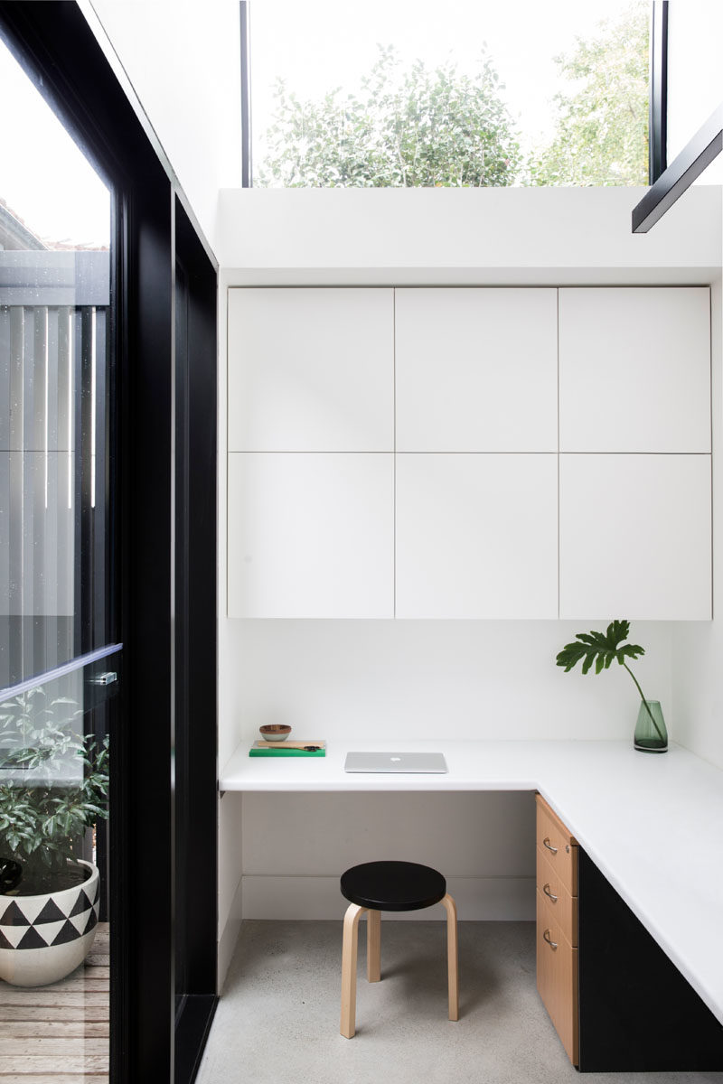 Идеи для домашнего офиса - в этом небольшом домашнем офисе есть встроенный стол и минималистичные шкафы. #HomeOffice #InteriorDesign