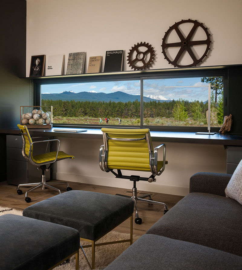  В этом современном домашнем офисе есть окно, из которого открывается прекрасный вид. #HomeOffice # Окно # ИнтерьерДизайн 