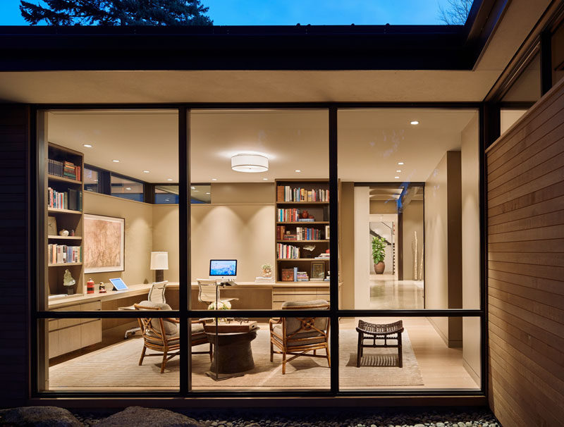 В этом современном и просторном домашнем офисе есть место для двух человек и небольшая зона отдыха. Окна от пола до потолка обеспечивают естественное освещение и вид на воду. #HomeOffice # Windows