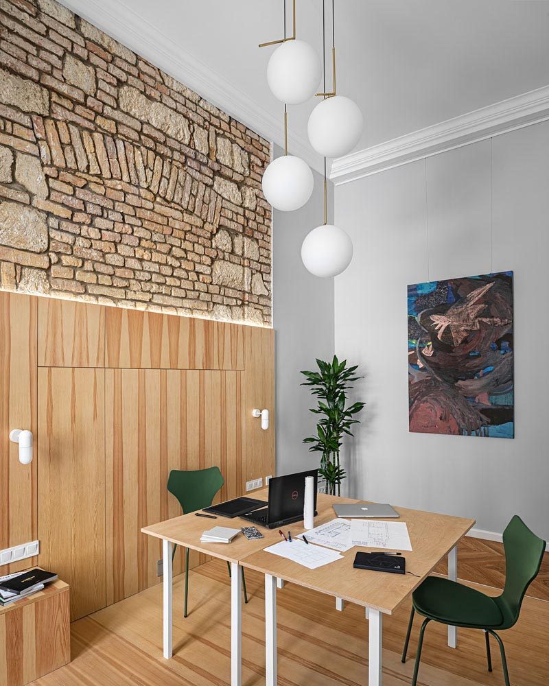 В этой современной квартире есть помещение под домашний офис с высокими потолками и оригинальными кирпичными деталями. #HomeOffice #InteriorDesign