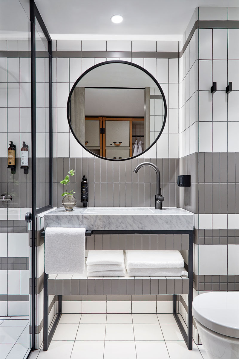 Идеи для ванных комнат - в этой современной ванной серо-белая плитка была подчеркнута черными элементами, такими как туалетный столик, душевая кабина, зеркало и настенные крючки. # Модерн # Ванная # Идеи # ЧерныйВаннаяАкценты