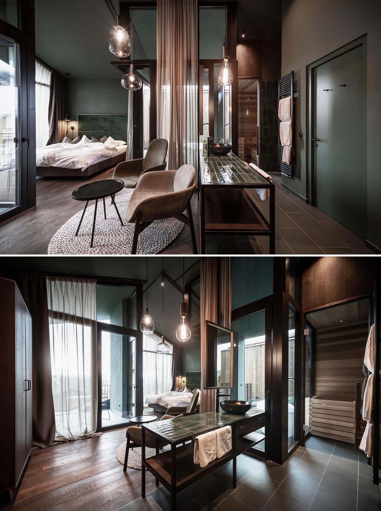 Современный гостиничный номер с открытой ванной комнатой, спальней со стеклянными стенами и ваннами на открытом воздухе.