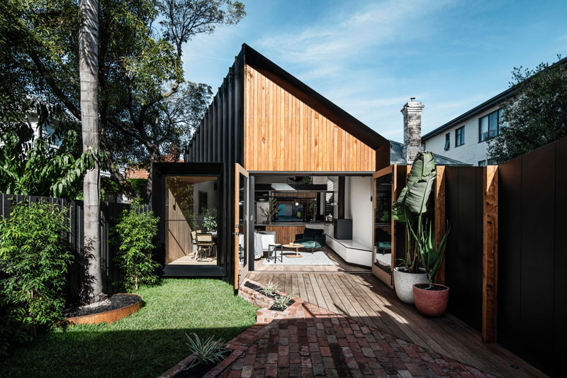 Австралийская архитектурная студия FIGR спроектировала современное дополнение к дому во внутреннем пригороде Мельбурна. #BlackSiding #WoodSiding #ModernAddition # Архитектура