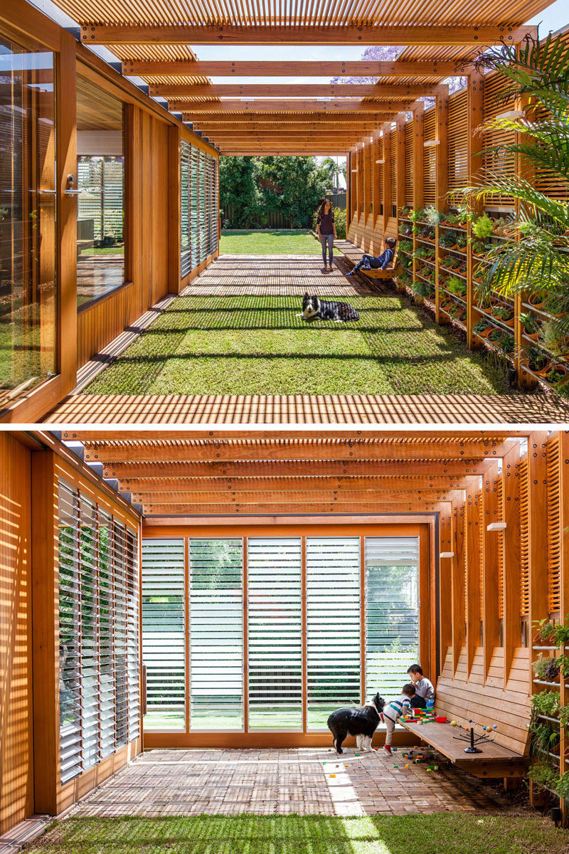 Идеи ландшафтного дизайна - в этой современной открытой комнате есть встроенное деревянное сиденье, тень из деревянных реек, небольшая лужайка и садовая стена. # На открытом воздухе # Садовая стена # Травяной сад # На открытом воздухе # Сидения # Деревянные плиты # Ландшафтный дизайн