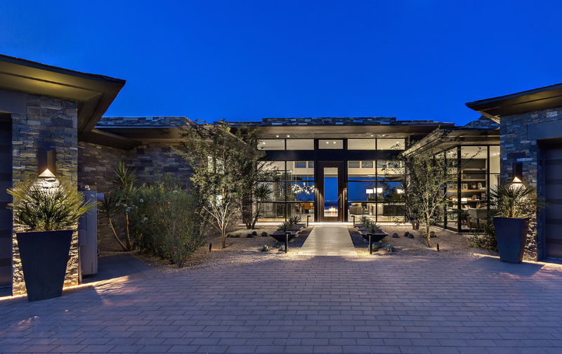Тор Стюарт-Барстад из ArchitecTor спроектировал современный дом на холмах недалеко от Феникса, штат Аризона, который предлагает безмятежность и спокойствие для владельцев дома. #ModernHouse #HouseDesign # Подъезд #GlassWalls