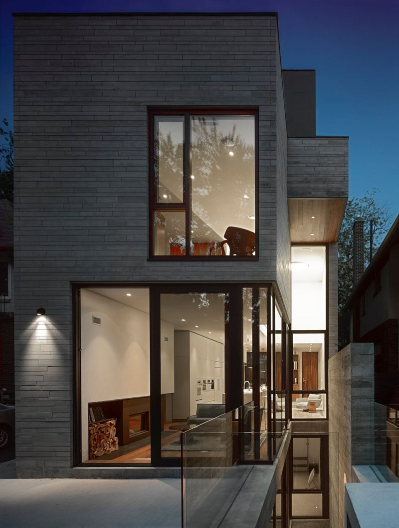  Современный дом серого цвета с черными оконными рамами. #ModernHouse # Архитектура # Окна 