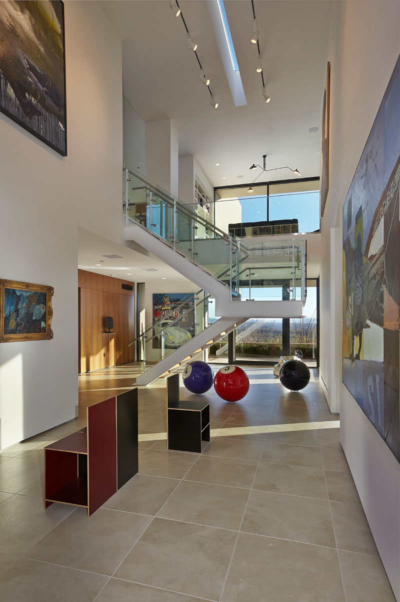  В этом современном доме двойная высота предназначена для частной художественной галереи с произведениями искусства, висящими на стенах, и скульптурами на полу. #ArtGallery #ModernHouse 