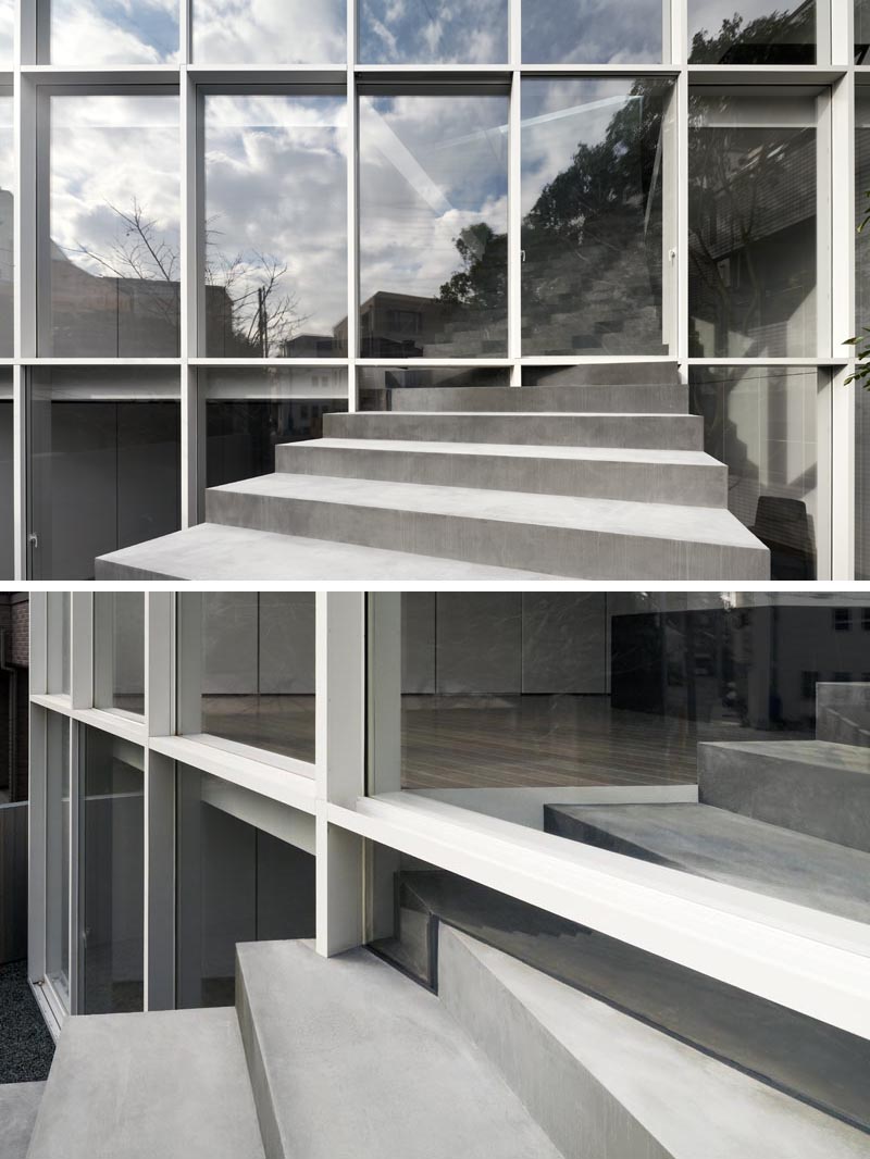 Архитектурная фирма Nendo спроектировала минималистский дом в тихом жилом районе Токио, в котором есть лестница, ведущая из экстерьера во внутрь. # Лестница # Современная архитектура # Японская архитектура # Дизайн лестницы