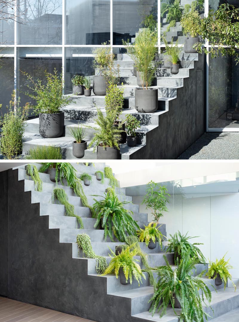 Архитектурная фирма Nendo спроектировала минималистский дом в тихом жилом районе Токио, в котором есть лестница, ведущая из экстерьера во внутрь. # Лестница # Современная архитектура # Японская архитектура # Дизайн лестницы
