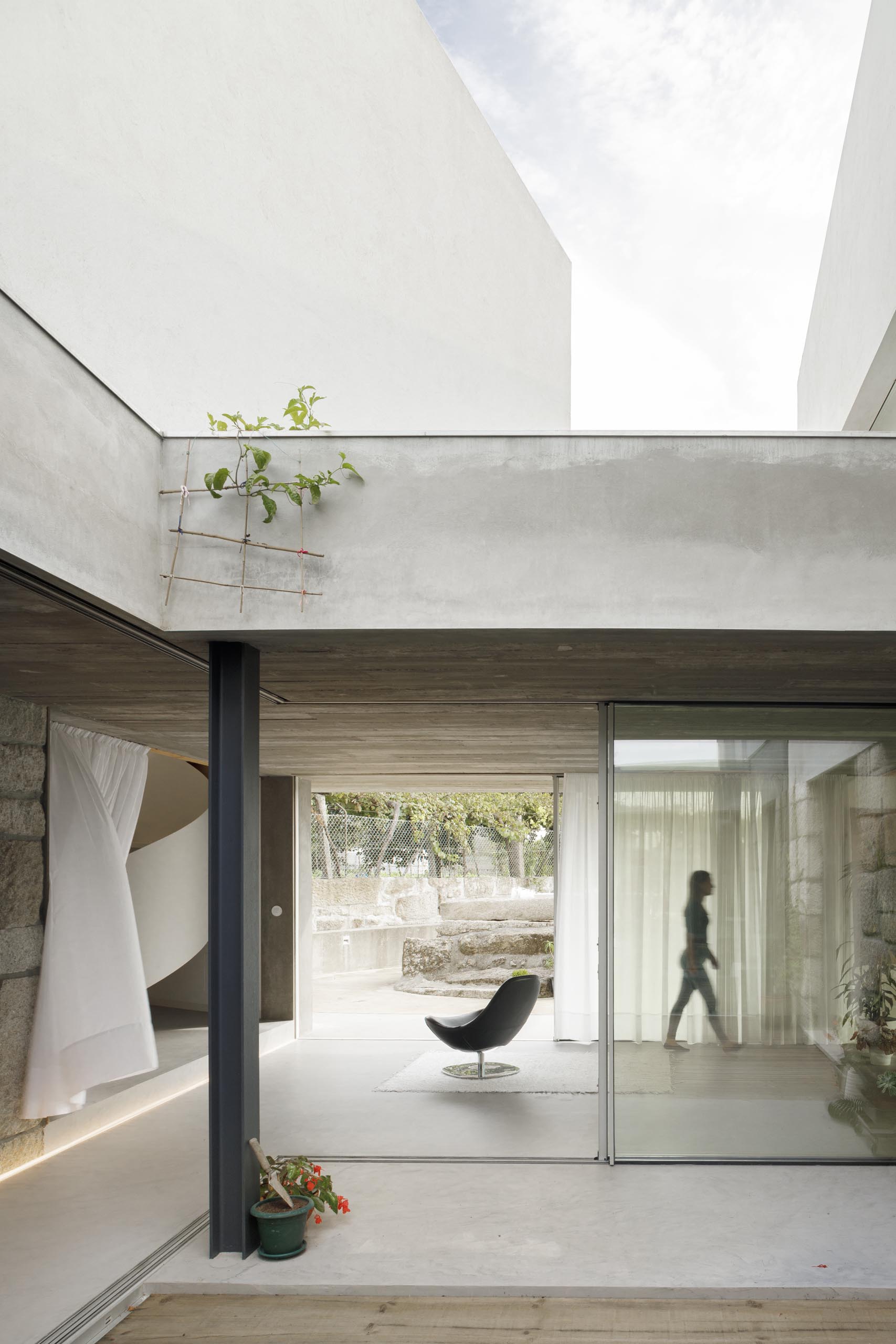 Раздвижные стеклянные стены соединяют внутренние помещения этого дома с окружающей средой.