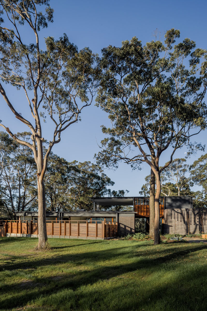 Anthrosite Architects Спроектировали Brass House, современный дом в Ньюкасле, Австралия, который находится рядом с государственной заповедной зоной, граничащей с уединенным пляжем. Щелкните здесь, чтобы увидеть больше фотографий этого современного дома. #ModernHouse #ModernArchitecture #HouseDesign #AustralianArchitecture 