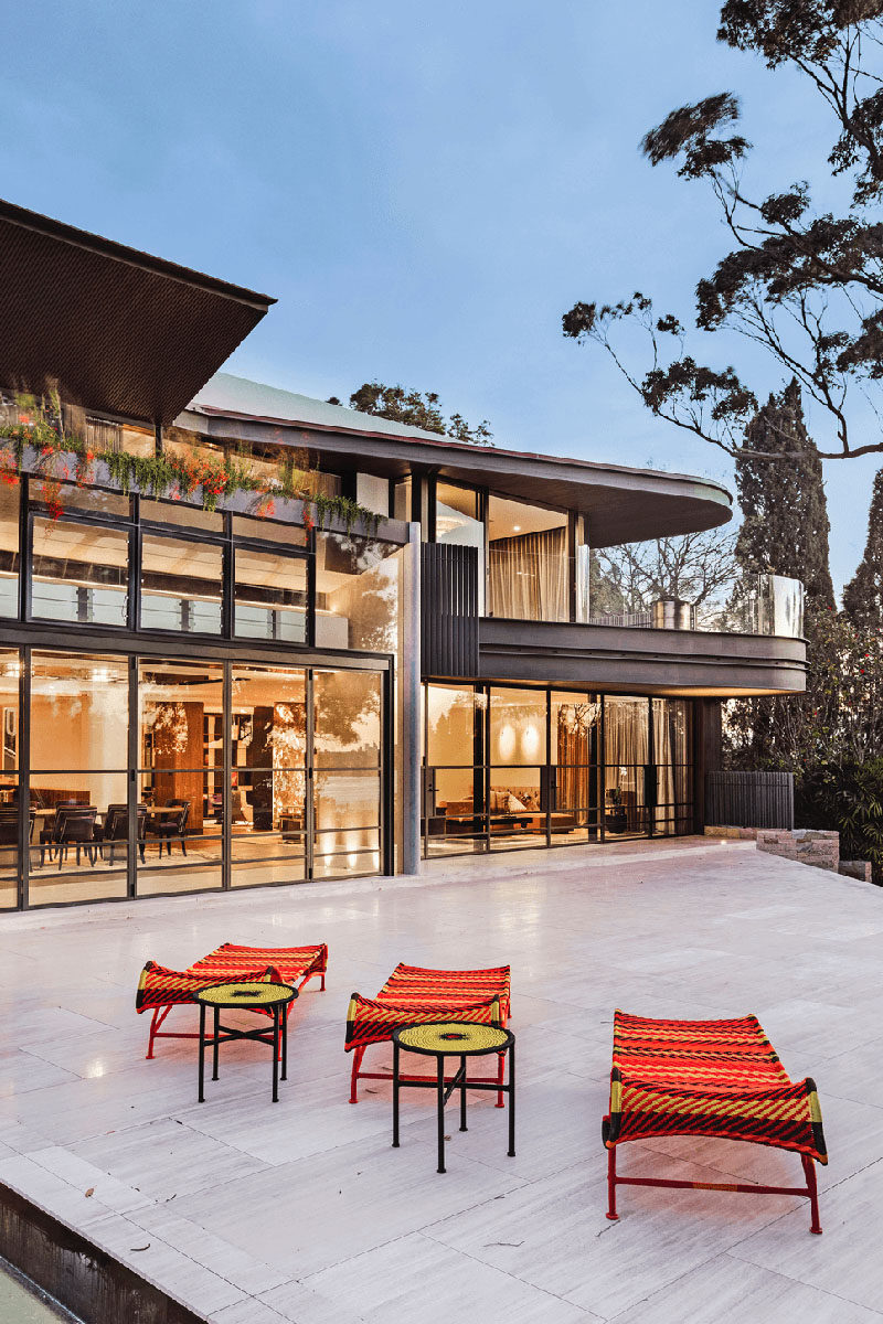  Этот современный дом выходит на большой задний двор с террасой, соединяющей дом с бассейном и кабиной. #ModernHouse #HouseDesign # Ландшафтный дизайн 