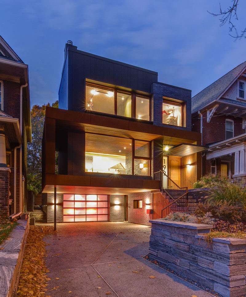  Altius Architecture спроектировала современный дом в Торонто, Канада, который состоит из трех этажей в передней части и четырех этажей в задней части. # Архитектура # Дизайн интерьера # Современный дом 