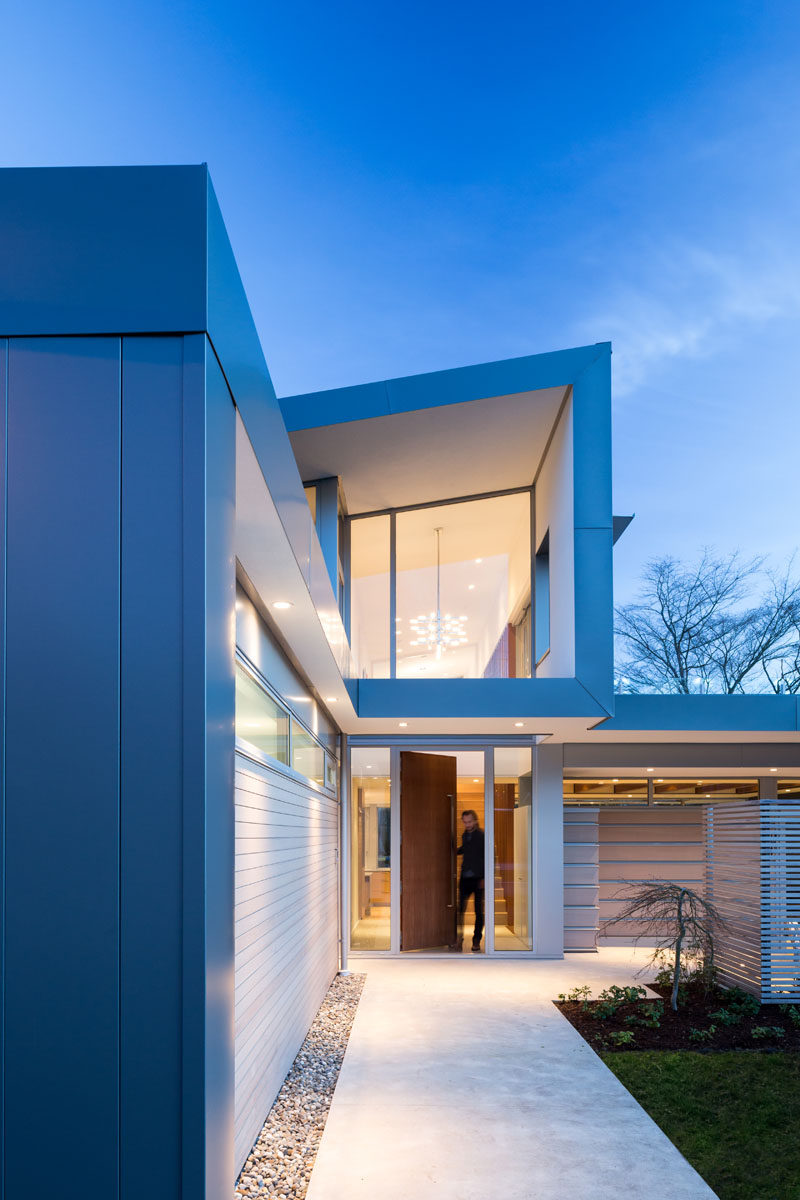  Дизайн дома отдает дань уважения современной архитектуры, включая отчетливо региональные элементы открытой древесины, чтобы создать чистую, современную эстетику Западного побережья. #ModernHouse #ModernArchitecture #HouseDesign 