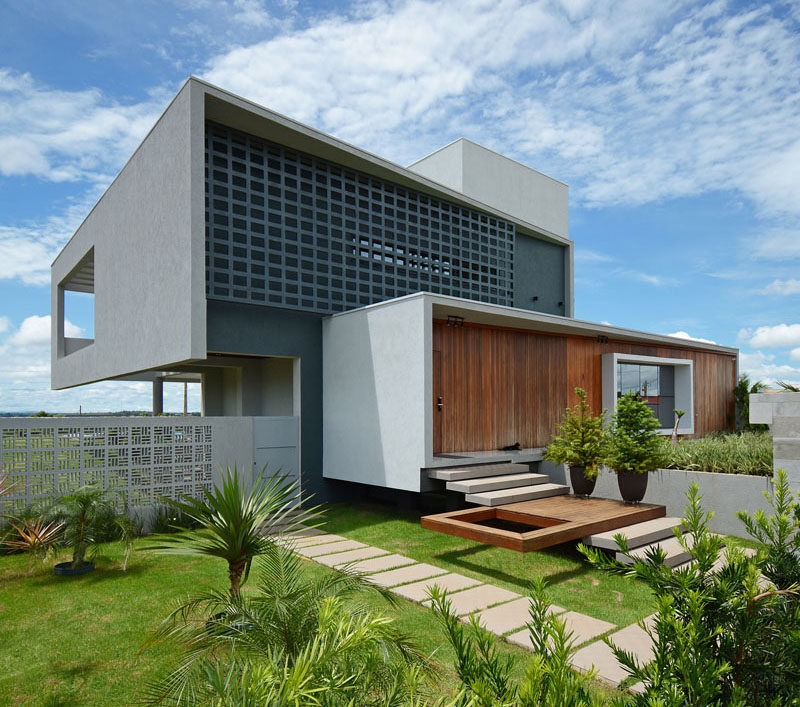Giordano Rogoski Architects спроектировала современный дом в Ролим-де-Моура, Бразилия, который расположен на участке с уклоном более 32 футов (10 м) между передней и задней частью. #ModernHouse #ModernArchitecture #HouseDesign