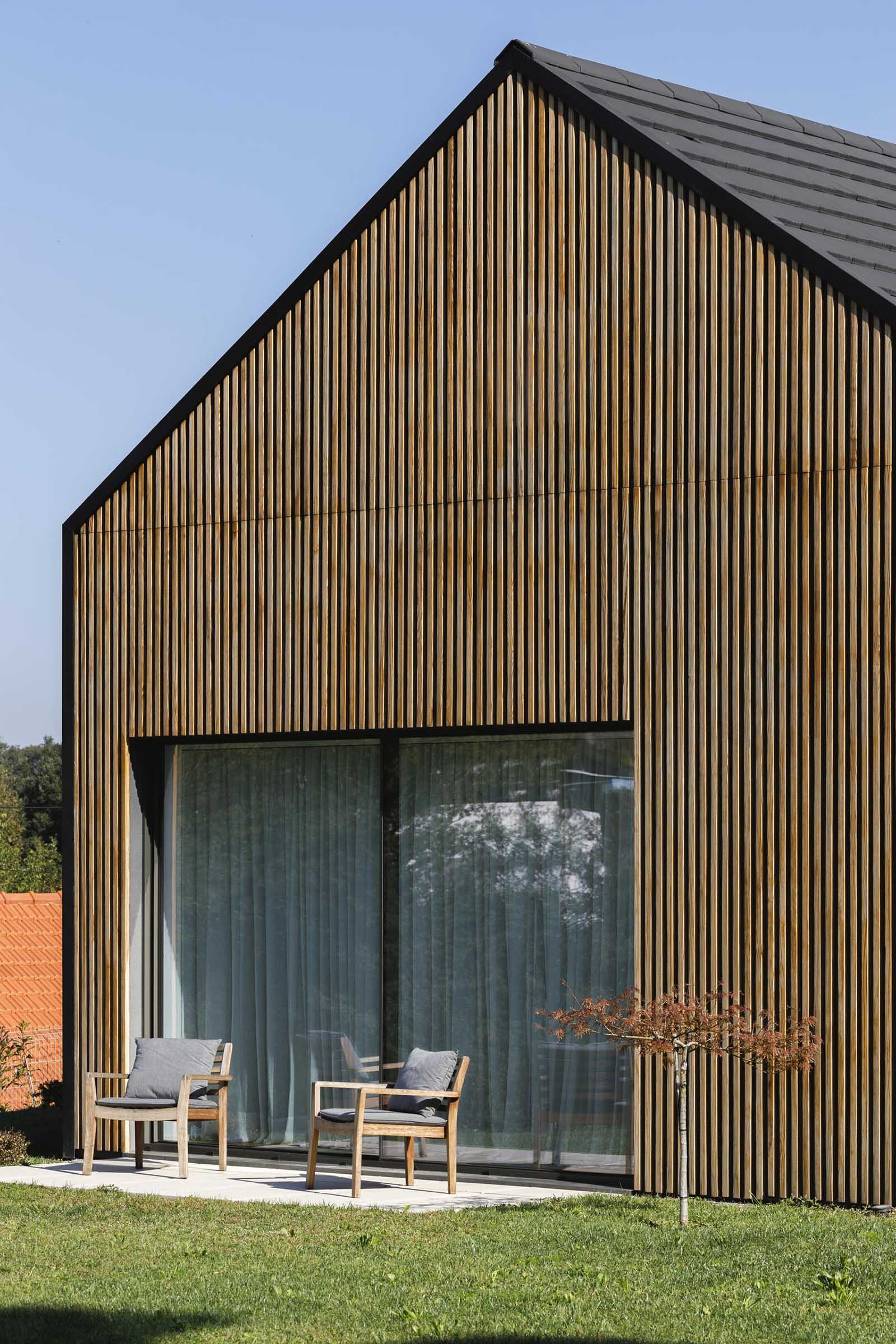 Современный дом с деревянным реечным фасадом.