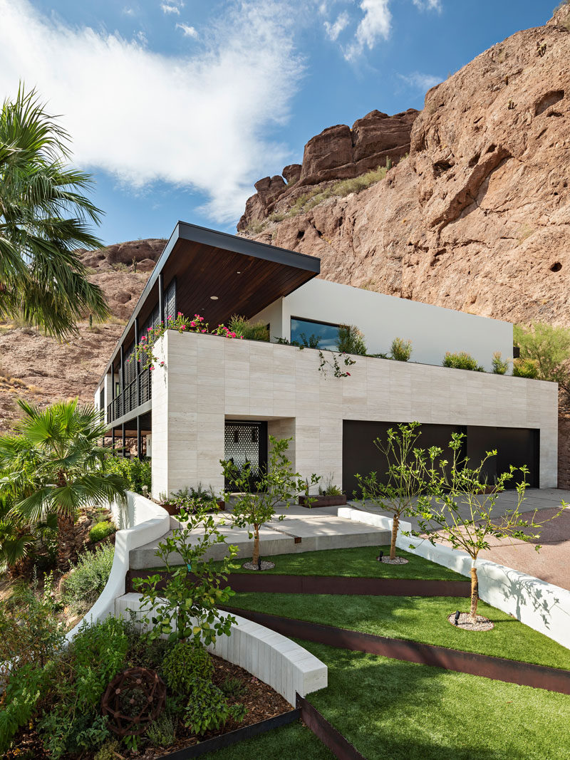  Недавно отель Ranch Mine превратил дом в стиле испанского колониального возрождения в резиденцию «Красные скалы», современный дом, расположенный на склоне горы Кэмелбэк в Фениксе, штат Аризона. #ModernHouse # Архитектура # Ландшафтный дизайн 