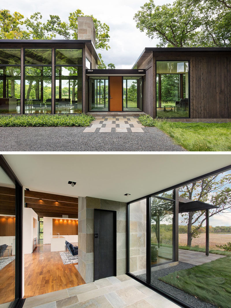  Этот современный одноэтажный дом имеет три крытых деревянными крыльями, которые соединены между собой стеклянными входными перемычками. #ModernHouse # Подъезд # Входная дверь 