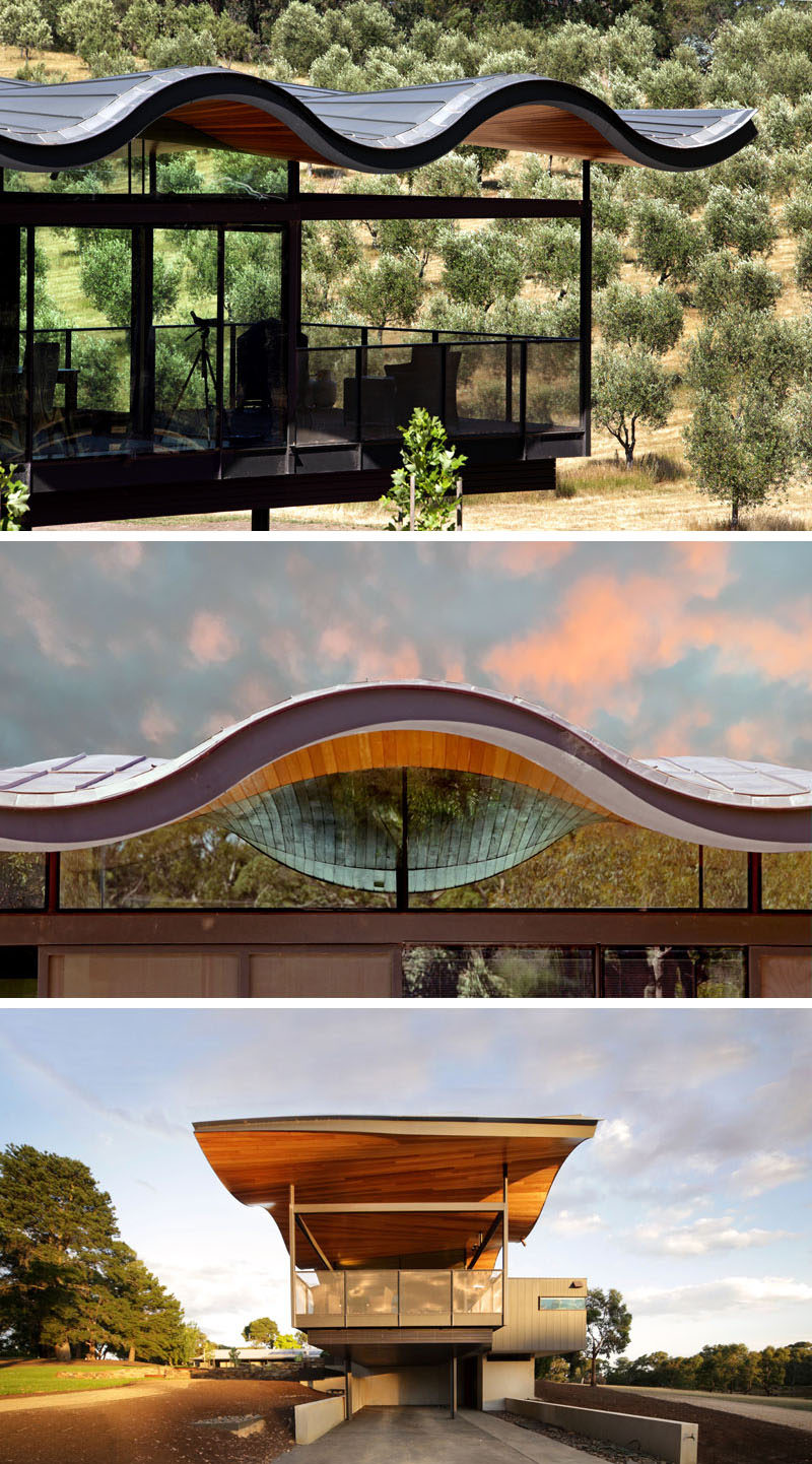 Этот современный дом в Австралии имеет скульптурную волнистую крышу из металла и дерева, которая была спроектирована так, чтобы имитировать холмы, окружающие дом.