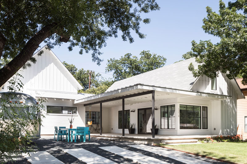 Arbib Hughey Design завершили строительство нового современного дома в Остине, штат Техас, с открытой верандой и патио в верхней части проезжей части. # ДомДизайн # Крышка