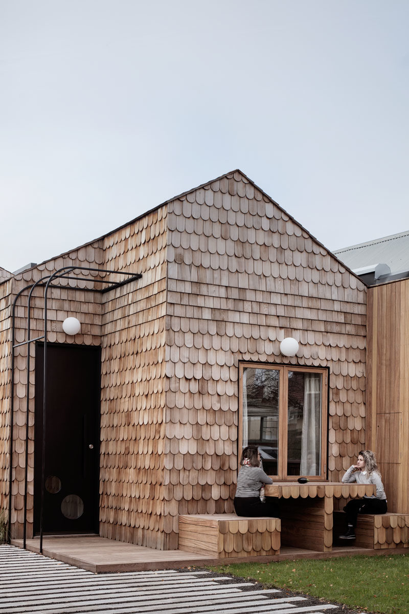 Компания Mani Architecture спроектировала современный коттеджный дом в Мельбурне, Австралия, который покрыт деревянной черепицей и имеет встроенный стол и стулья в палисаднике. # Шинглз # Современный дом # Дизайн дома # Архитектура